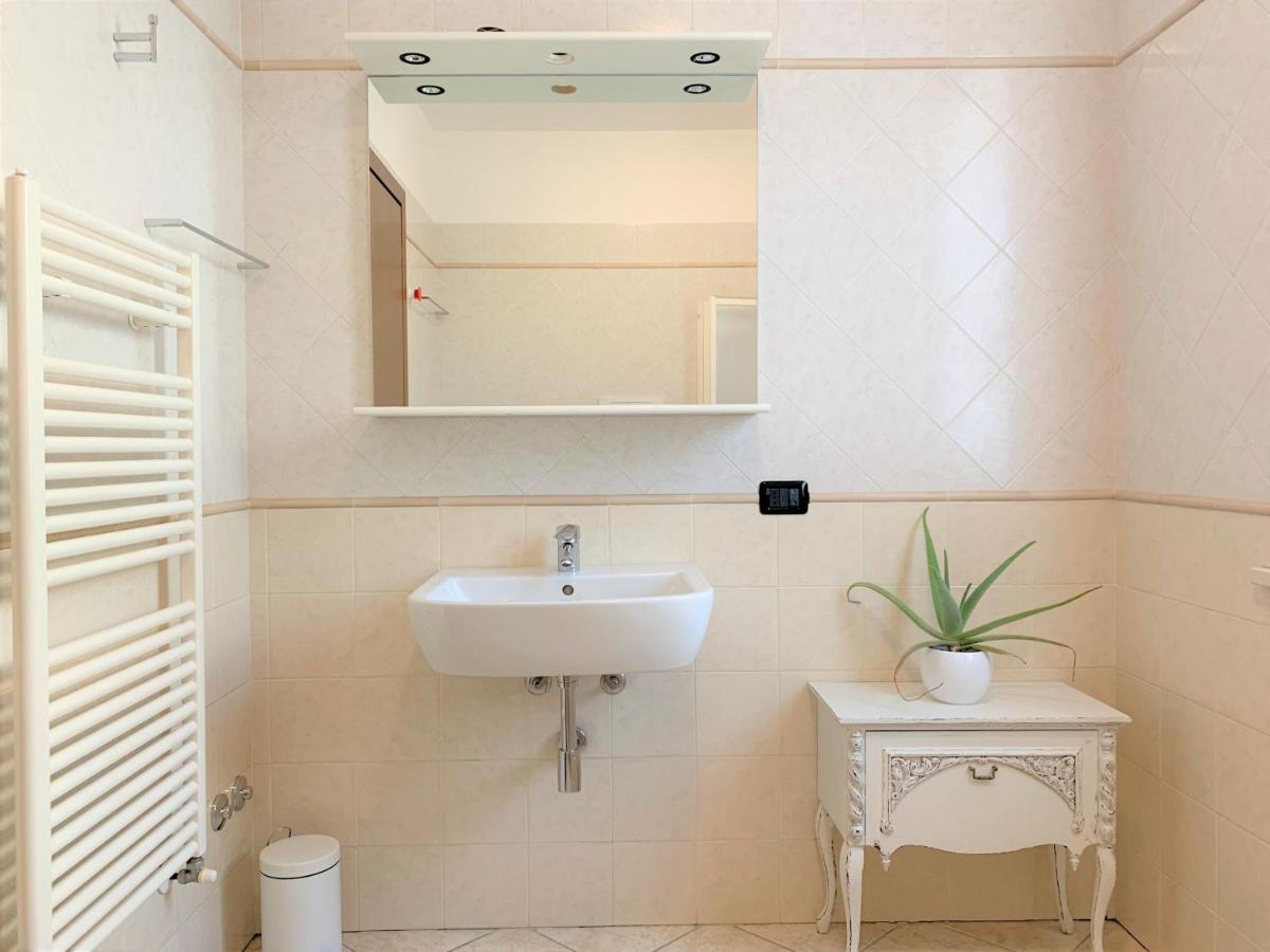 Casa Ulivi Bianco Apartment Rivoltella del Garda Luaran gambar